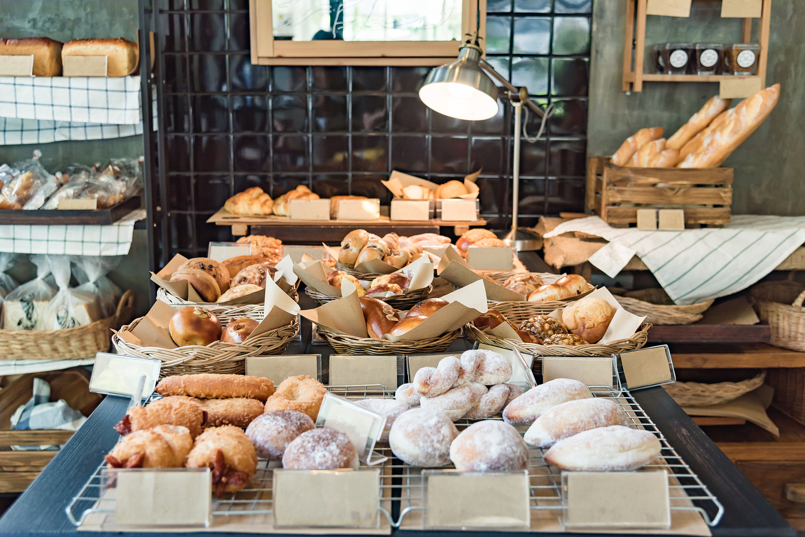 Pelbagai roti bakar segar yang diperbuat daripada bahan oragnik di kedai roti tempatan Tokyo Jepun.